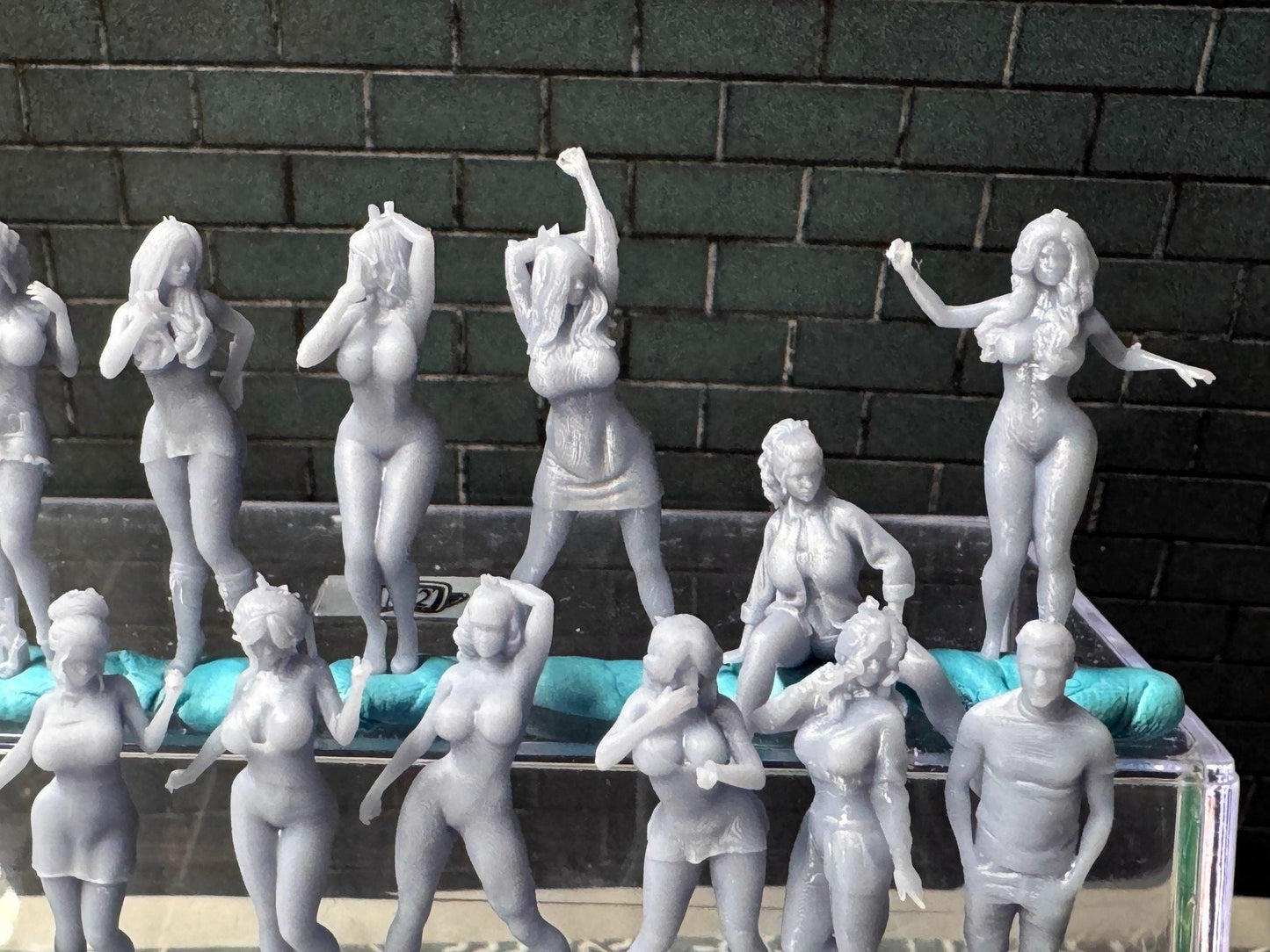 Double G 1:64 Miniature Human Figures - Unpainted - great for Dioramas - Made in the USA LOT 713 Miniature 1.10 Misc People