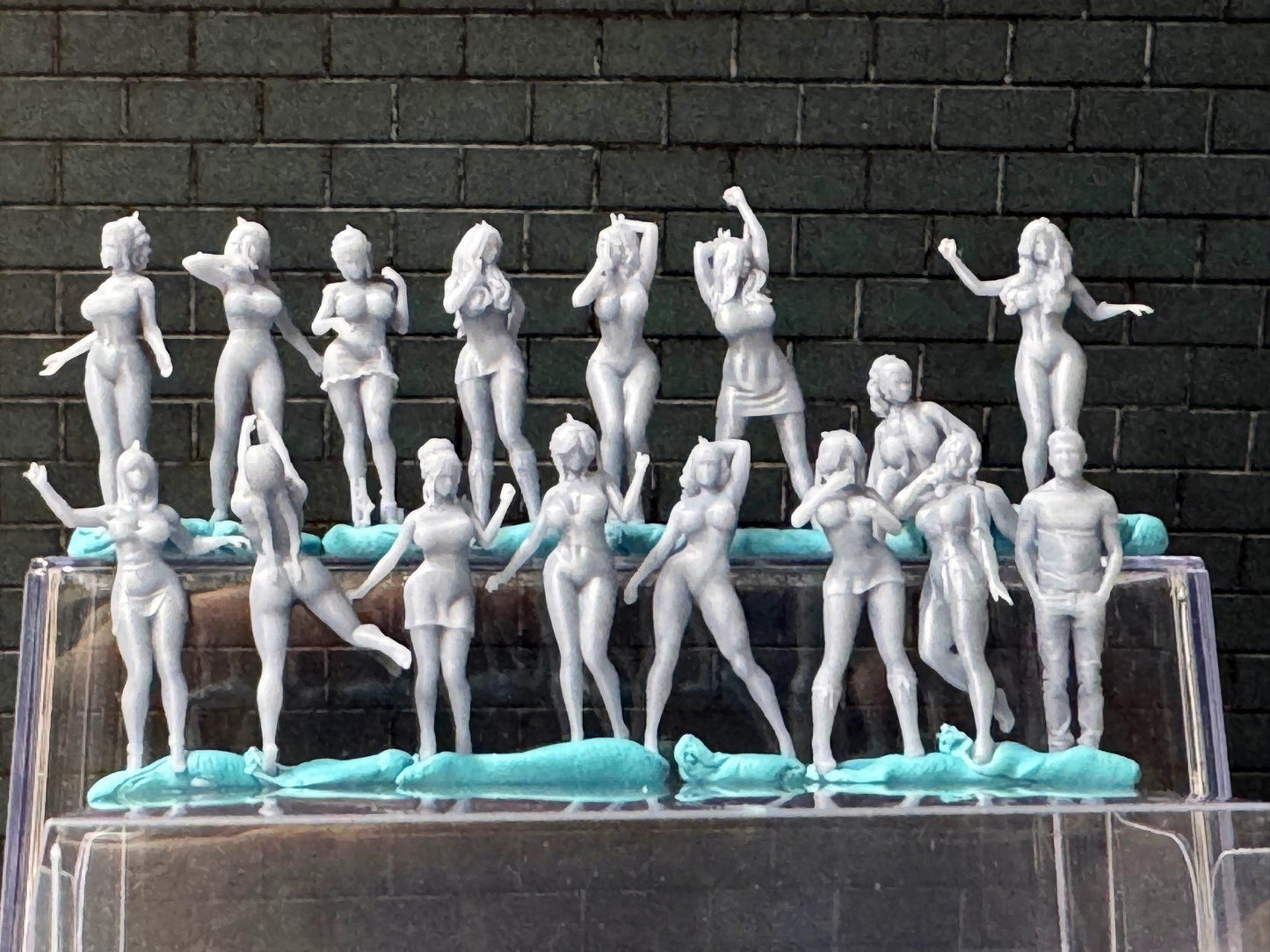 Double G 1:64 Miniature Human Figures - Unpainted - great for Dioramas - Made in the USA LOT 713 Miniature 1.10 Misc People