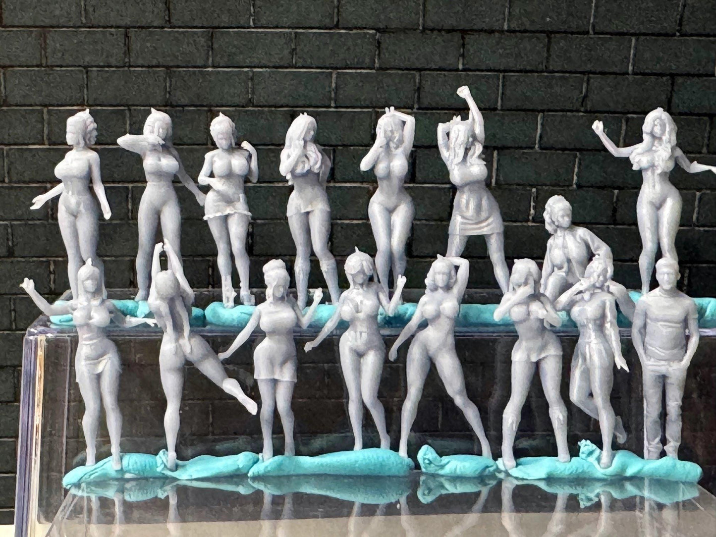 Double G 1:64 Miniature Human Figures - Unpainted - great for Dioramas - Made in the USA LOT 713 Miniature 1.10 Misc People