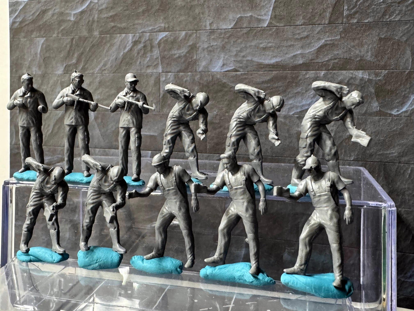 Double G 1:64 Miniature Human Figures - Unpainted - great for Dioramas - Made in the USA LOT 706 Miniature 1.10 Car Wash Folks