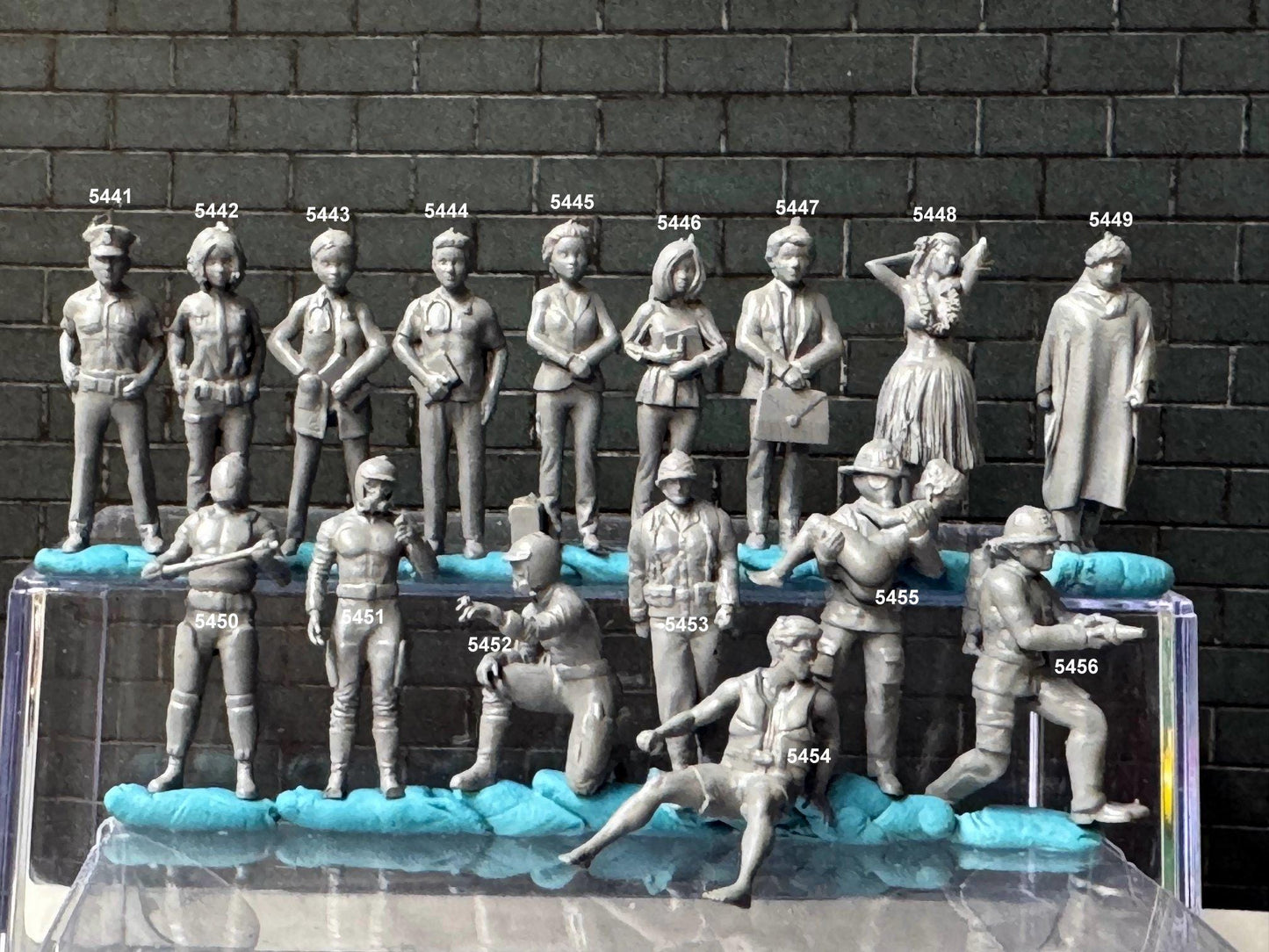 Double G 1:64 Miniature Human Figures - Unpainted - great for Dioramas - Made in the USA LOT 707 Miniature 1.10 Misc People