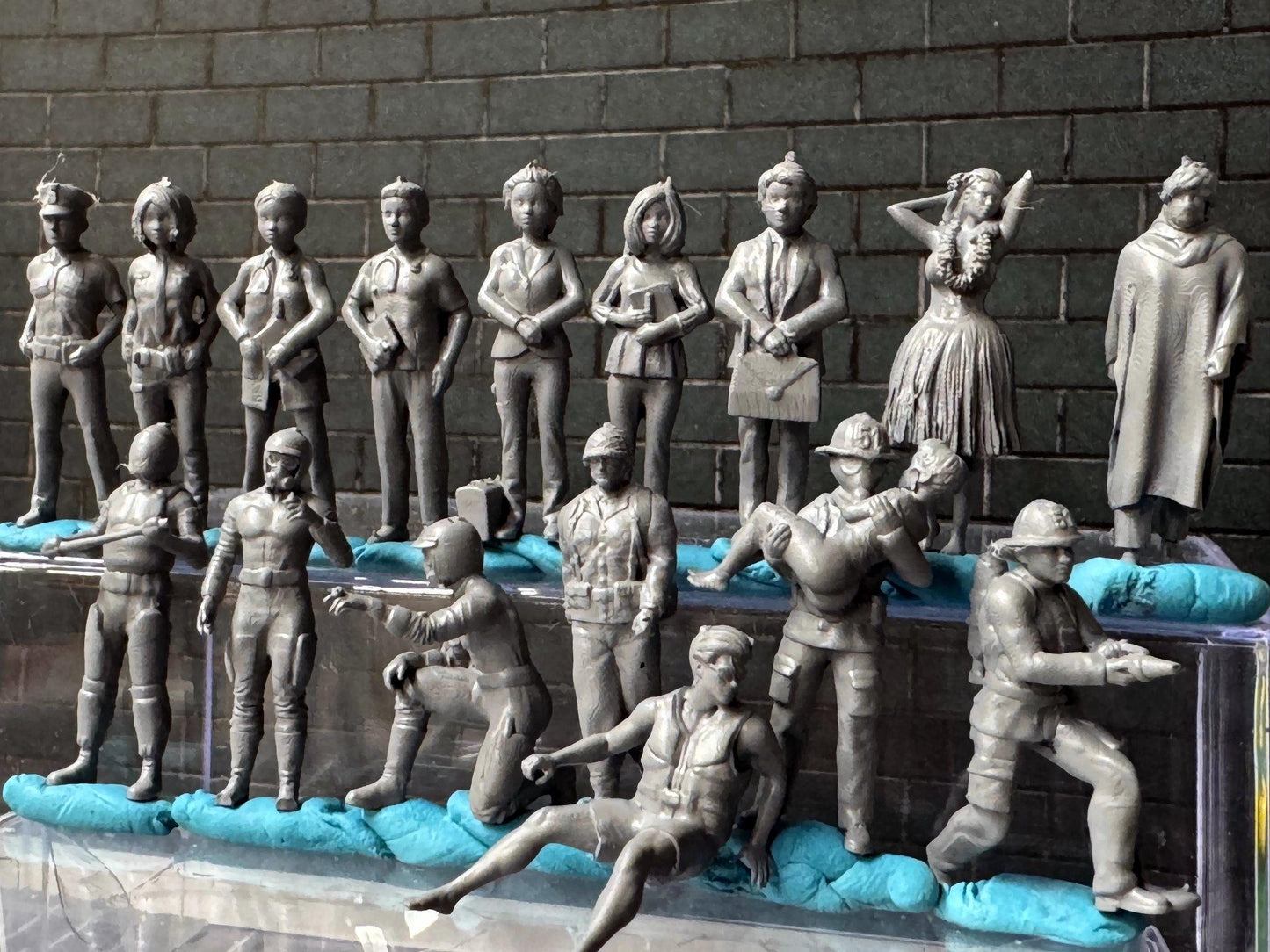 Double G 1:64 Miniature Human Figures - Unpainted - great for Dioramas - Made in the USA LOT 707 Miniature 1.10 Misc People