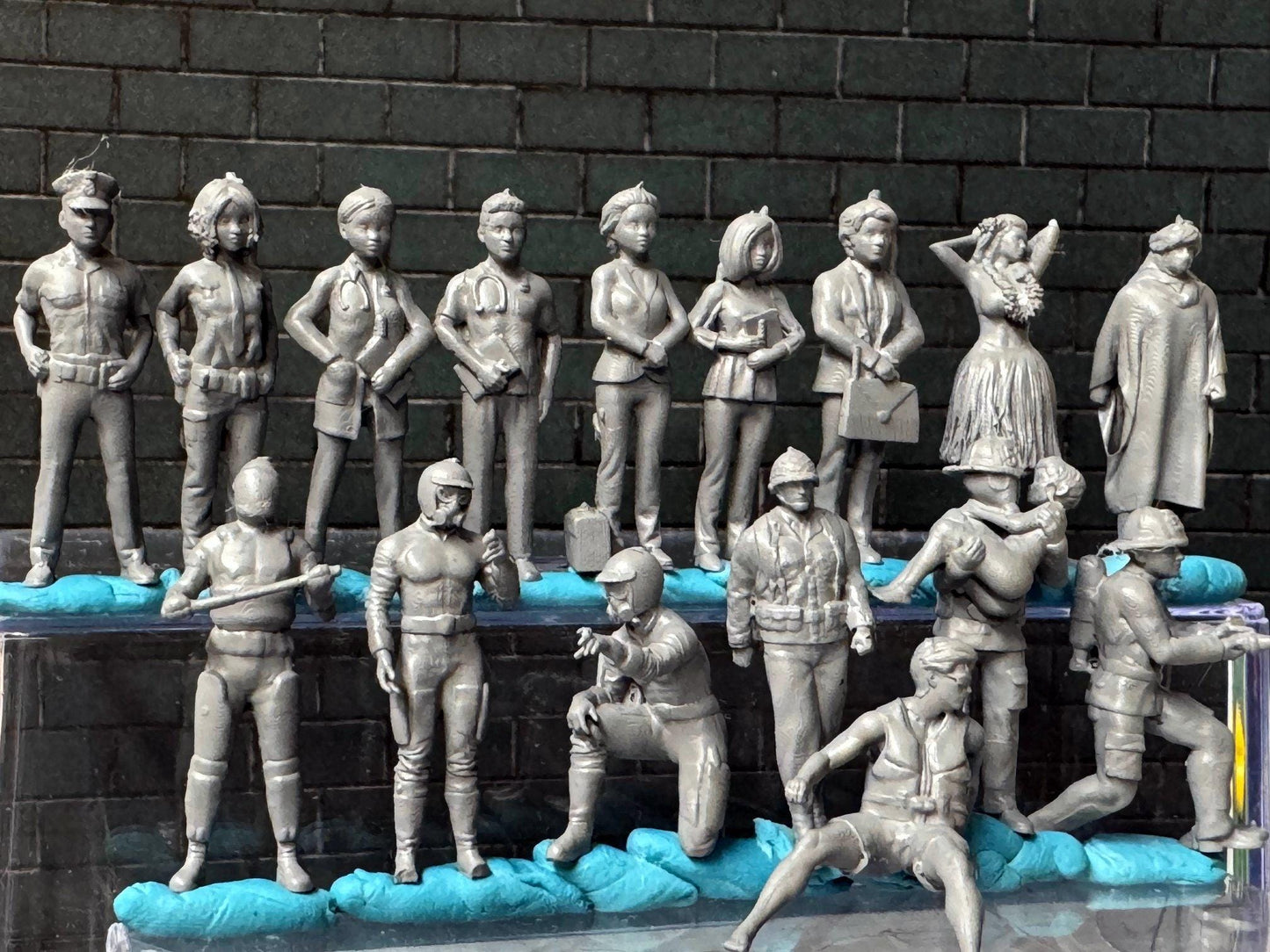 Double G 1:64 Miniature Human Figures - Unpainted - great for Dioramas - Made in the USA LOT 707 Miniature 1.10 Misc People
