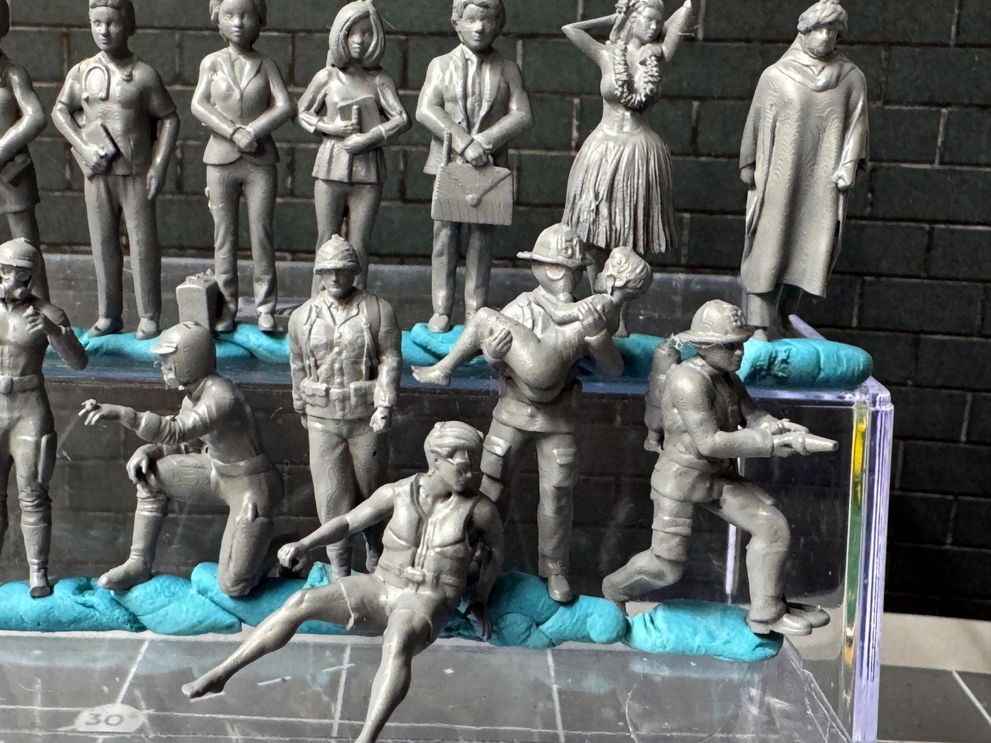 Double G 1:64 Miniature Human Figures - Unpainted - great for Dioramas - Made in the USA LOT 707 Miniature 1.10 Misc People