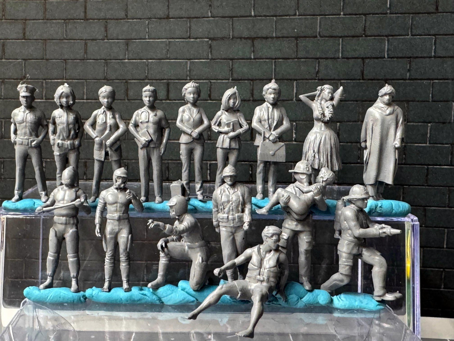 Double G 1:64 Miniature Human Figures - Unpainted - great for Dioramas - Made in the USA LOT 707 Miniature 1.10 Misc People