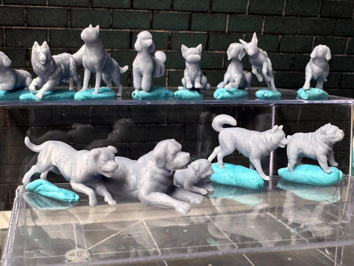 Double G 1:64 Miniature Human Figures - Unpainted - great for Dioramas - Made in the USA LOT 723 Miniature 1.10 Various Dogs