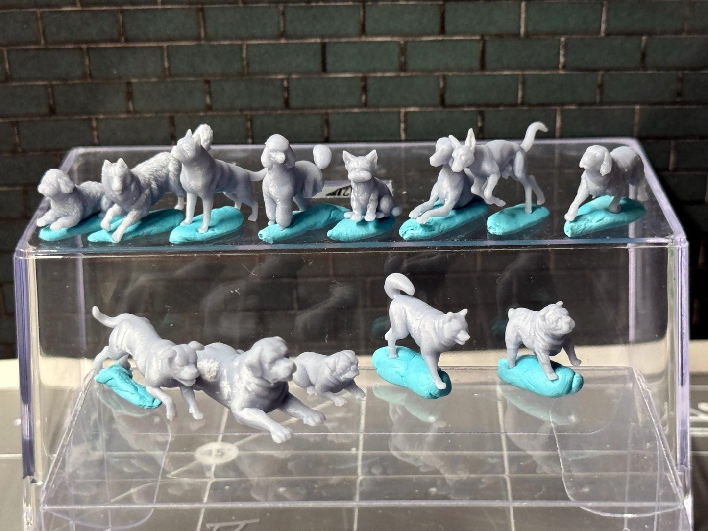 Double G 1:64 Miniature Human Figures - Unpainted - great for Dioramas - Made in the USA LOT 723 Miniature 1.10 Various Dogs