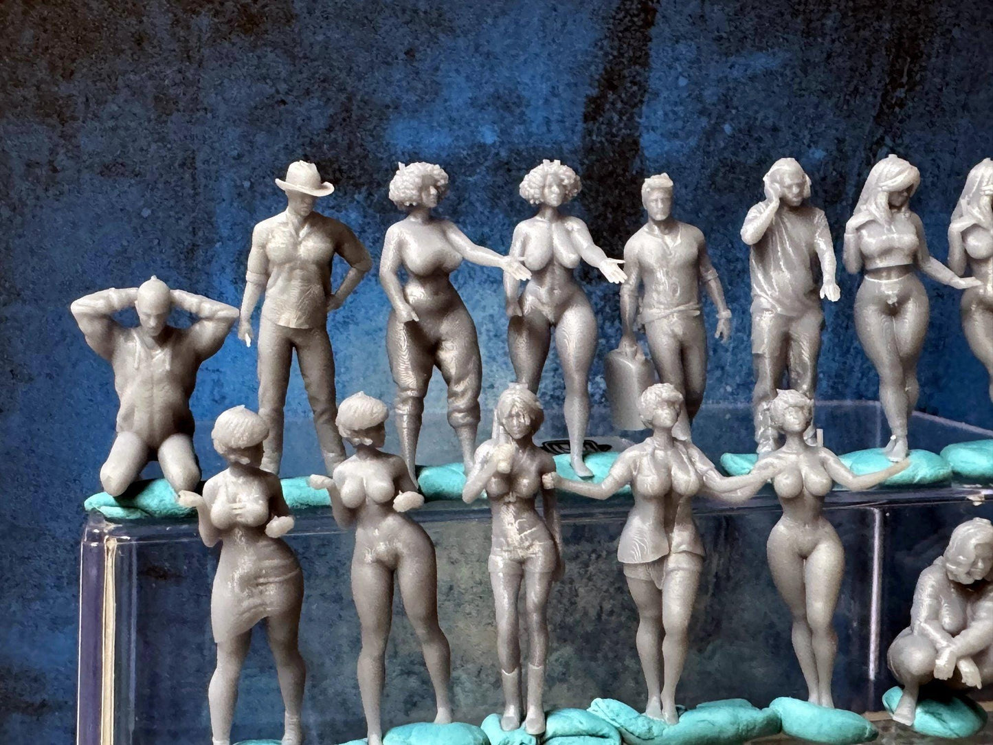 Double G 1:64 Miniature Human Figures - Unpainted - great for Dioramas - Made in the USA LOT 727 Miniature 1.10 Misc People