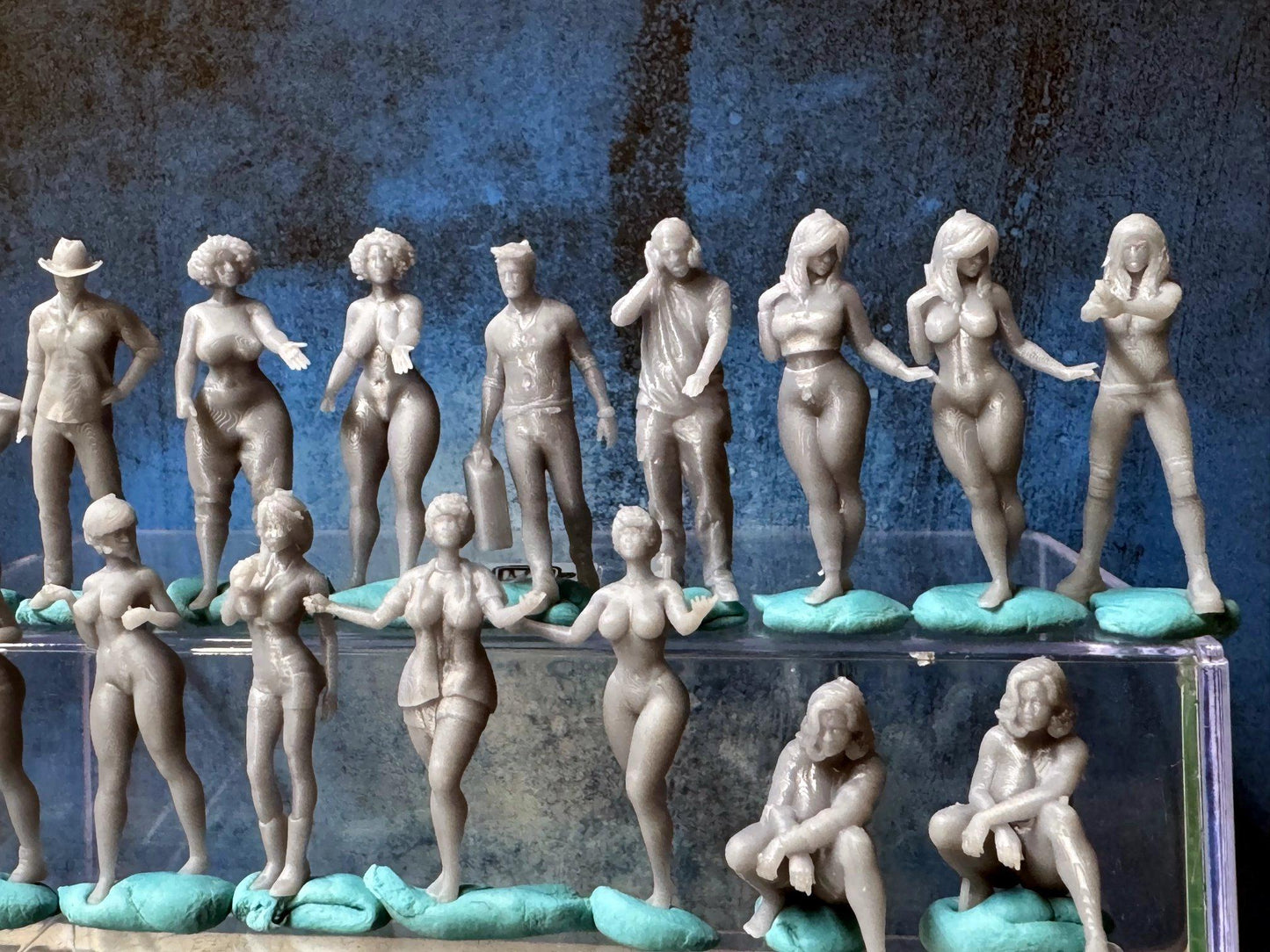 Double G 1:64 Miniature Human Figures - Unpainted - great for Dioramas - Made in the USA LOT 727 Miniature 1.10 Misc People