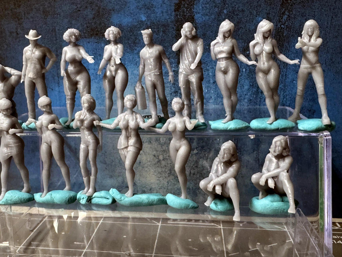 Double G 1:64 Miniature Human Figures - Unpainted - great for Dioramas - Made in the USA LOT 727 Miniature 1.10 Misc People