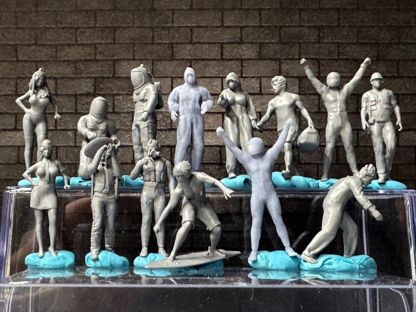 Double G 1:64 Miniature Human Figures - Unpainted - great for Dioramas - Made in the USA LOT 708 Miniature 1.10 Misc People