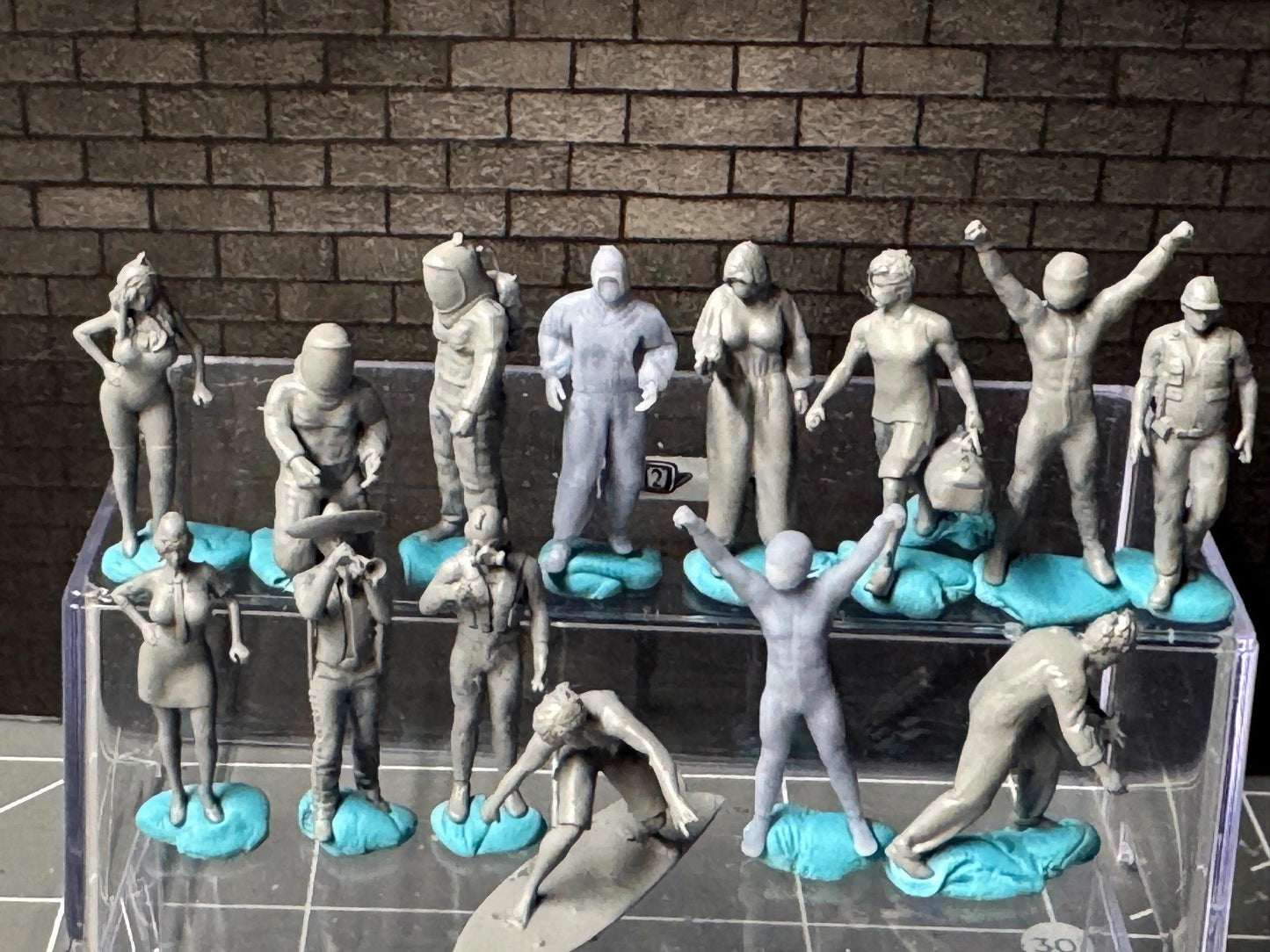 Double G 1:64 Miniature Human Figures - Unpainted - great for Dioramas - Made in the USA LOT 708 Miniature 1.10 Misc People
