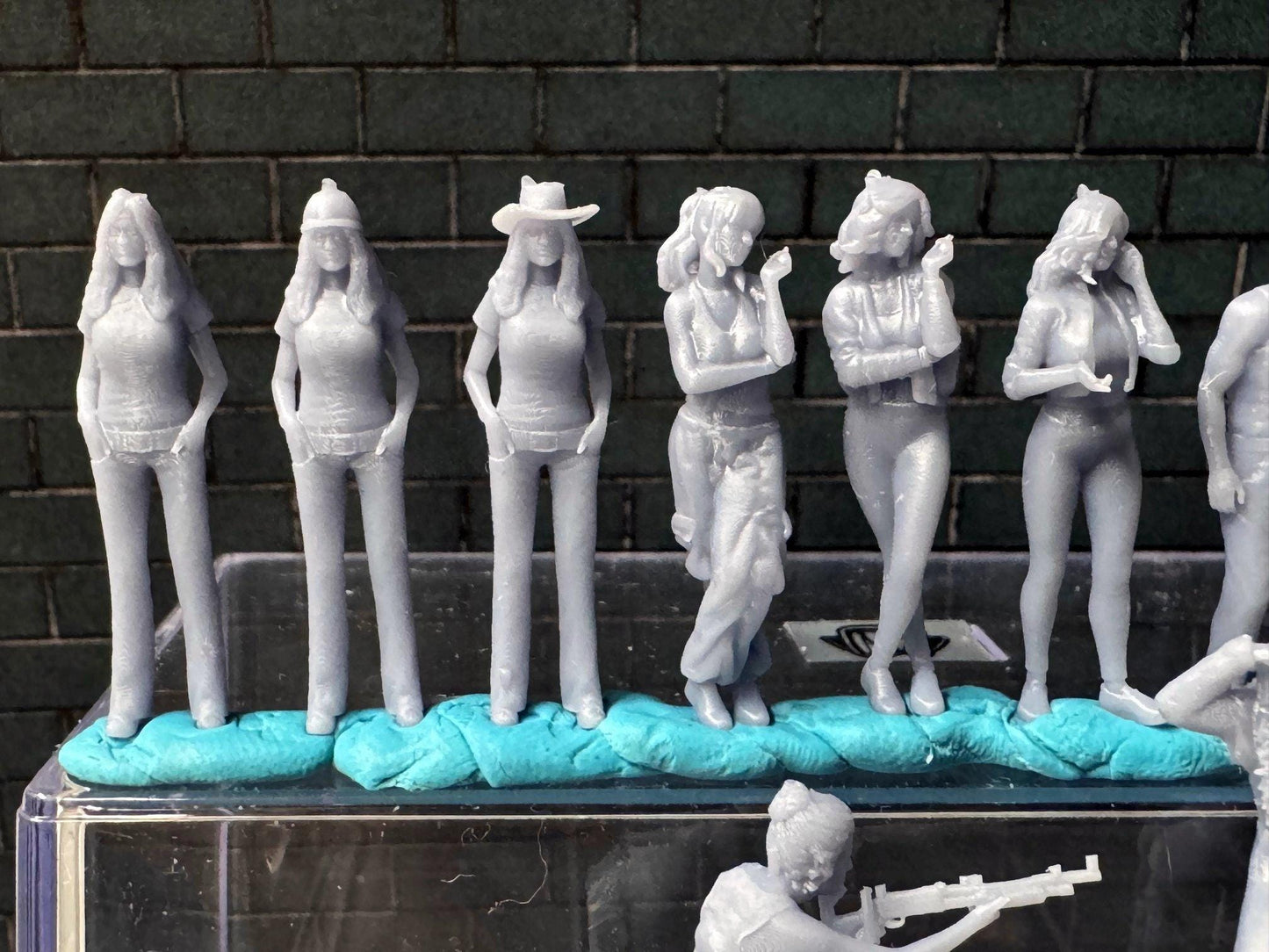 Double G 1:64 Miniature Human Figures - Unpainted - great for Dioramas - Made in the USA LOT 712 Miniature 1.10 Misc People