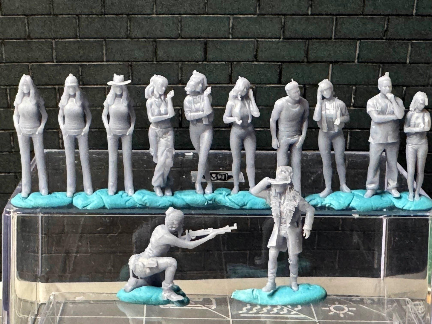 Double G 1:64 Miniature Human Figures - Unpainted - great for Dioramas - Made in the USA LOT 712 Miniature 1.10 Misc People