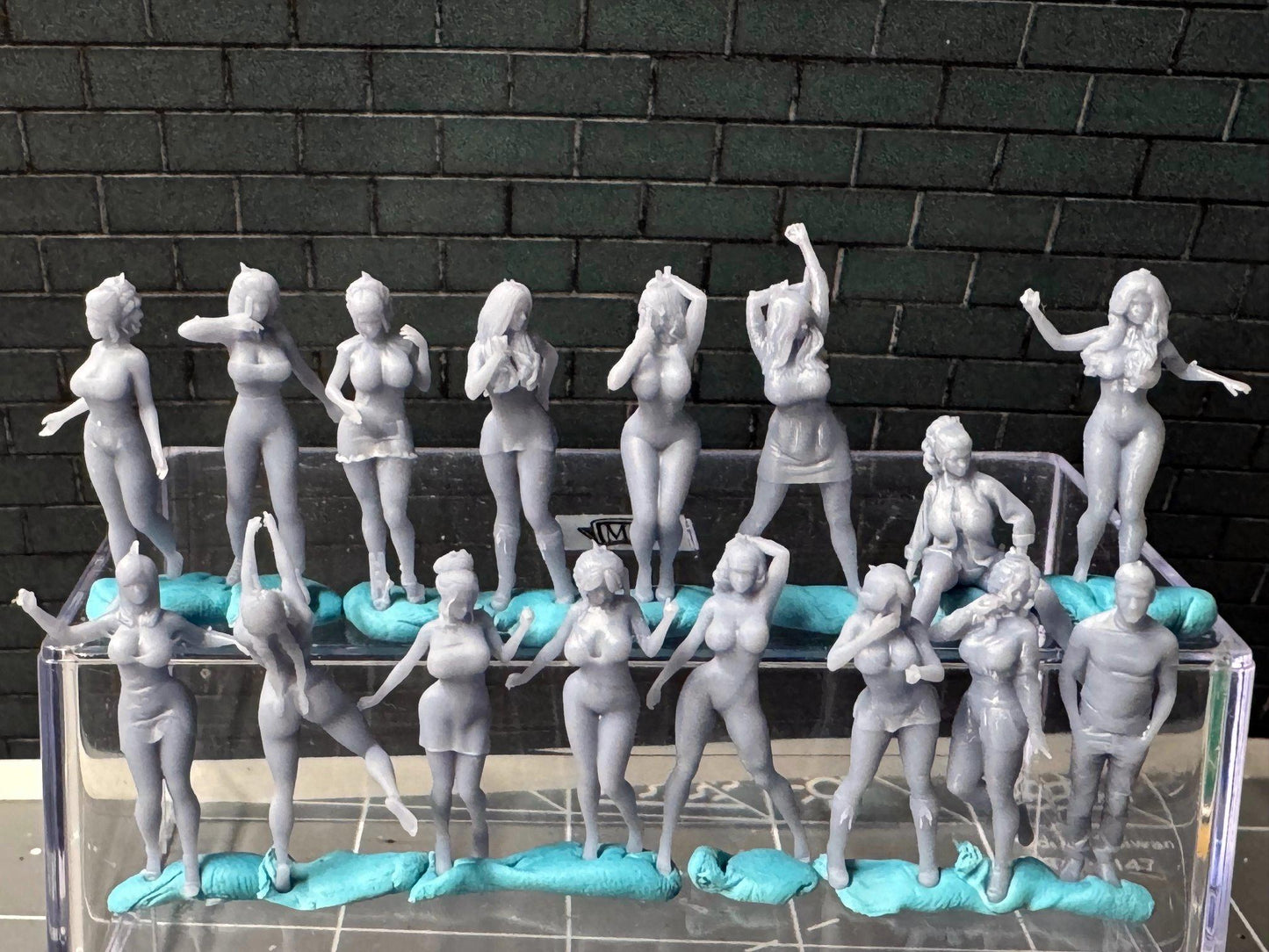 Double G 1:64 Miniature Human Figures - Unpainted - great for Dioramas - Made in the USA LOT 713 Miniature 1.10 Misc People