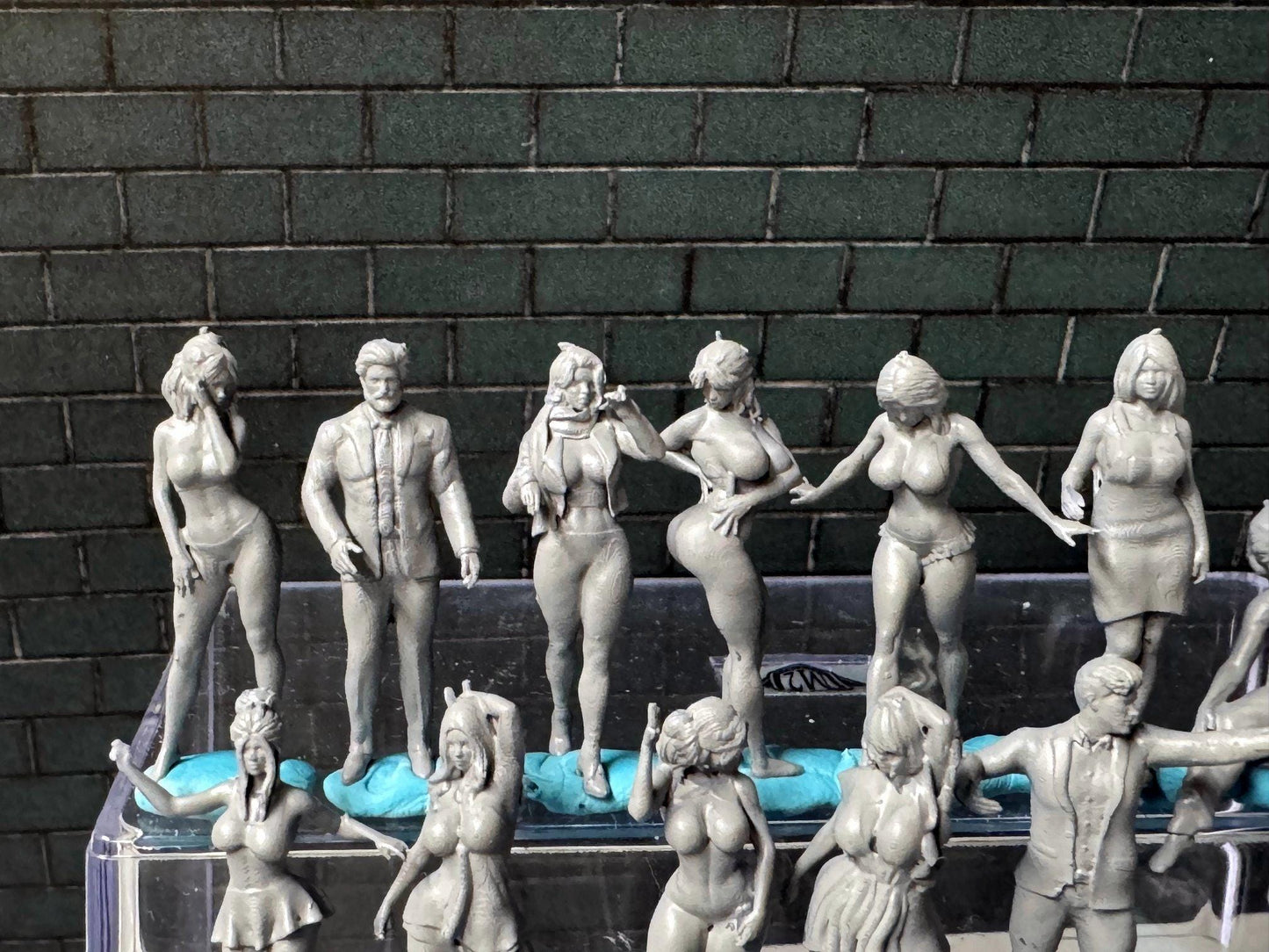 Double G 1:64 Miniature Human Figures - Unpainted - great for Dioramas - Made in the USA LOT 716 Miniature 1.10 Misc People