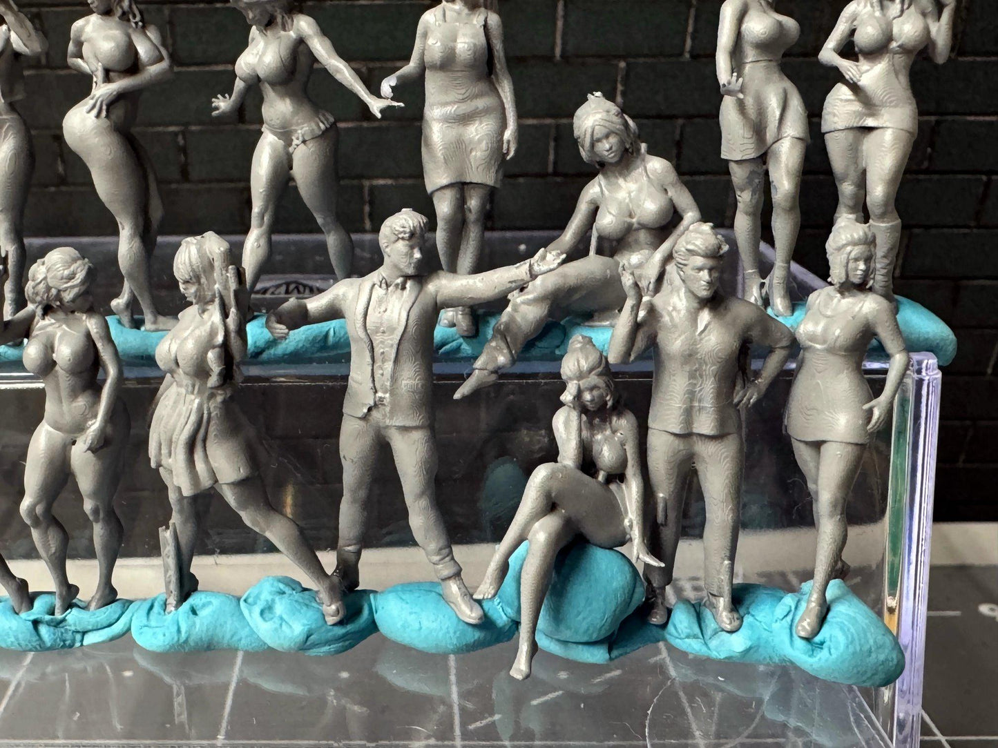Double G 1:64 Miniature Human Figures - Unpainted - great for Dioramas - Made in the USA LOT 716 Miniature 1.10 Misc People