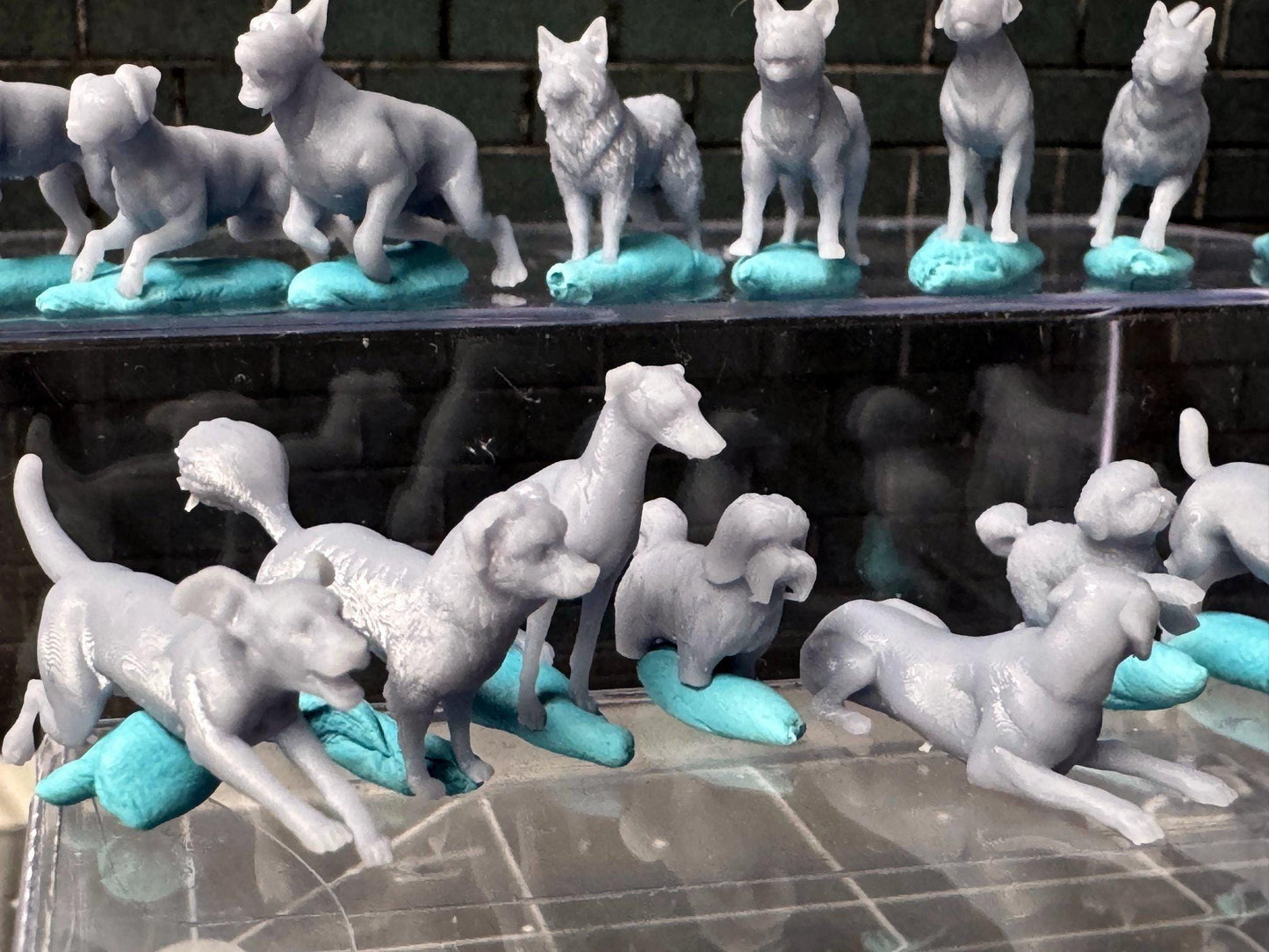 Double G 1:64 Miniature Human Figures - Unpainted - great for Dioramas - Made in the USA LOT 722 Miniature 1.10 Various Dogs
