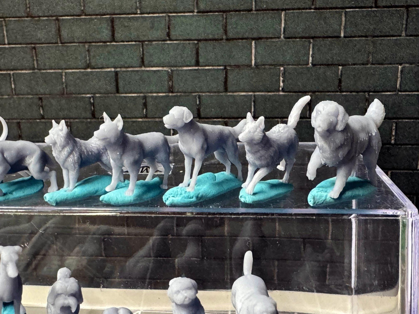 Double G 1:64 Miniature Human Figures - Unpainted - great for Dioramas - Made in the USA LOT 722 Miniature 1.10 Various Dogs