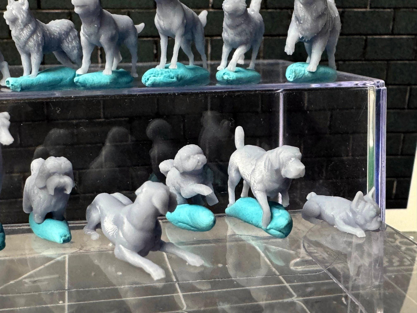 Double G 1:64 Miniature Human Figures - Unpainted - great for Dioramas - Made in the USA LOT 722 Miniature 1.10 Various Dogs
