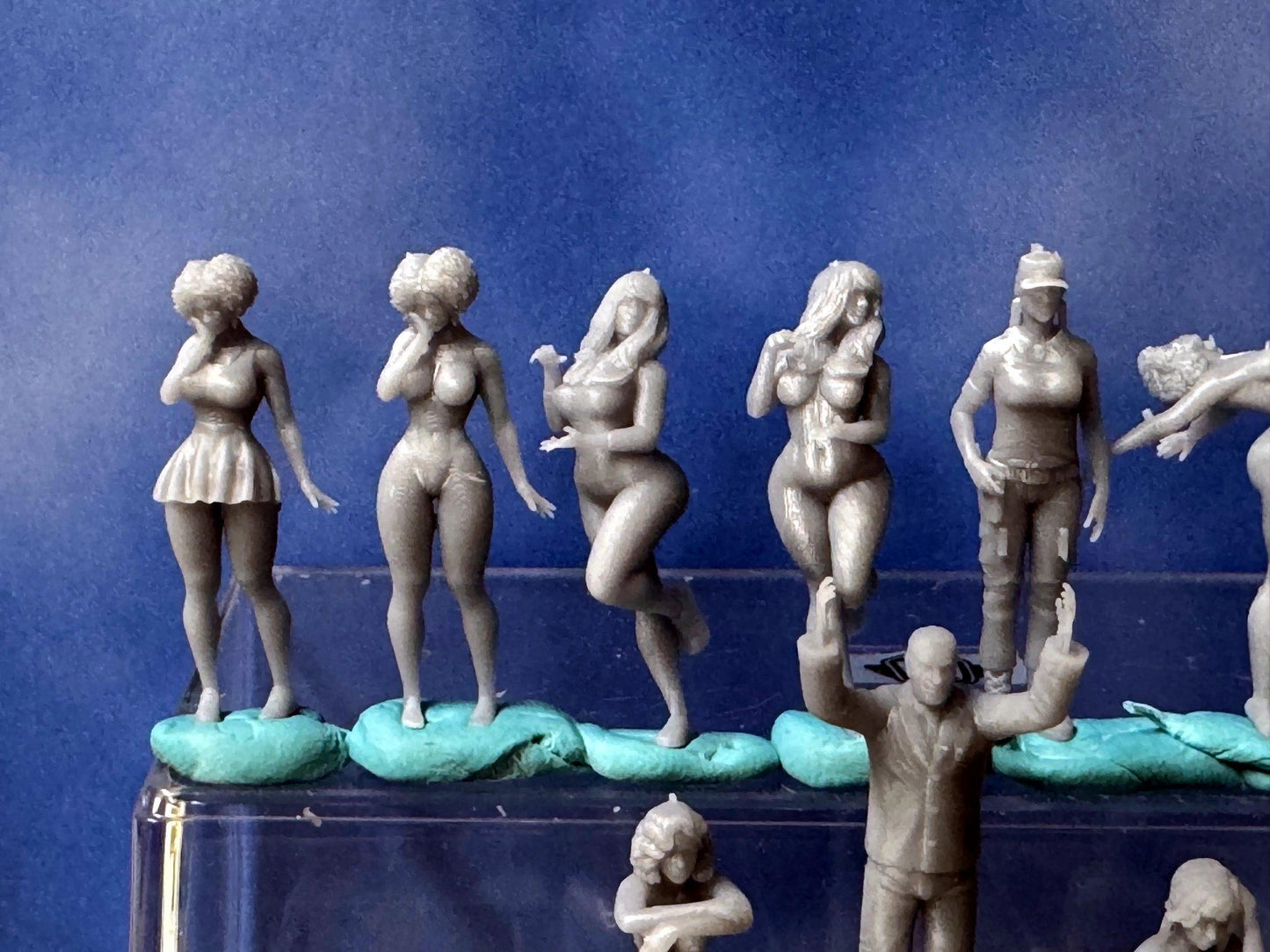 Double G 1:64 Miniature Human Figures - Unpainted - great for Dioramas - Made in the USA LOT 736 Miniature 1.10 Misc People