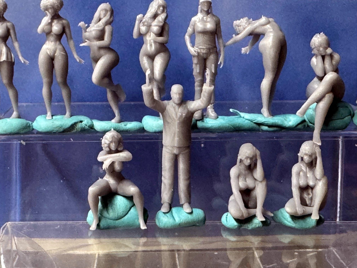 Double G 1:64 Miniature Human Figures - Unpainted - great for Dioramas - Made in the USA LOT 736 Miniature 1.10 Misc People