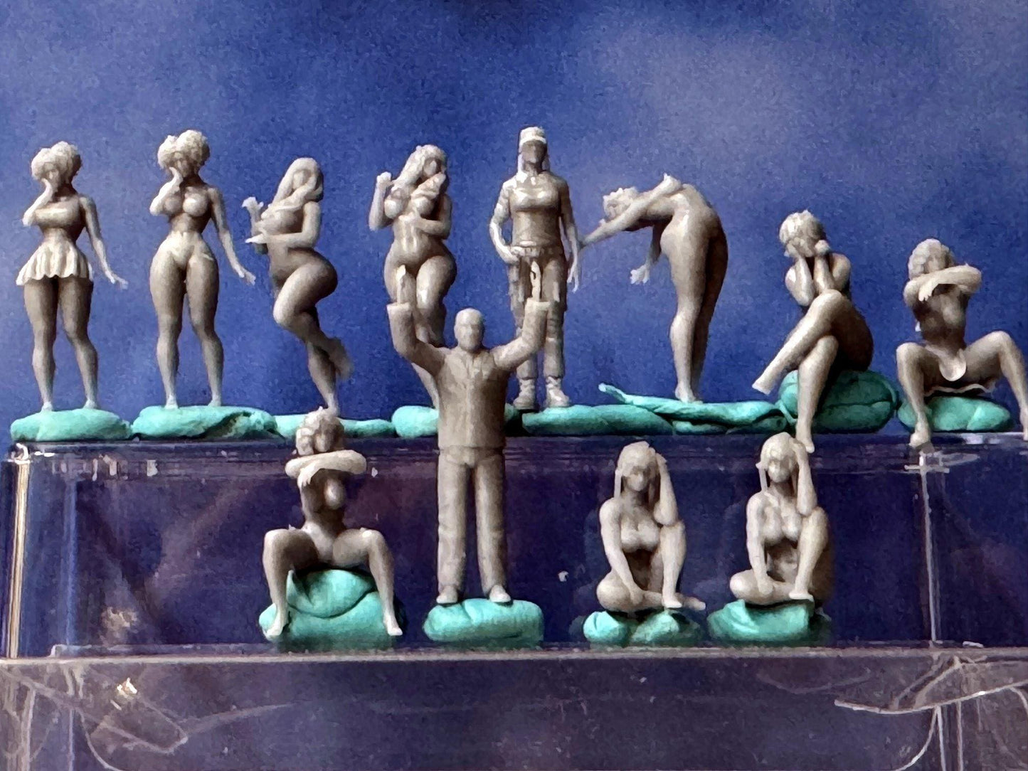 Double G 1:64 Miniature Human Figures - Unpainted - great for Dioramas - Made in the USA LOT 736 Miniature 1.10 Misc People
