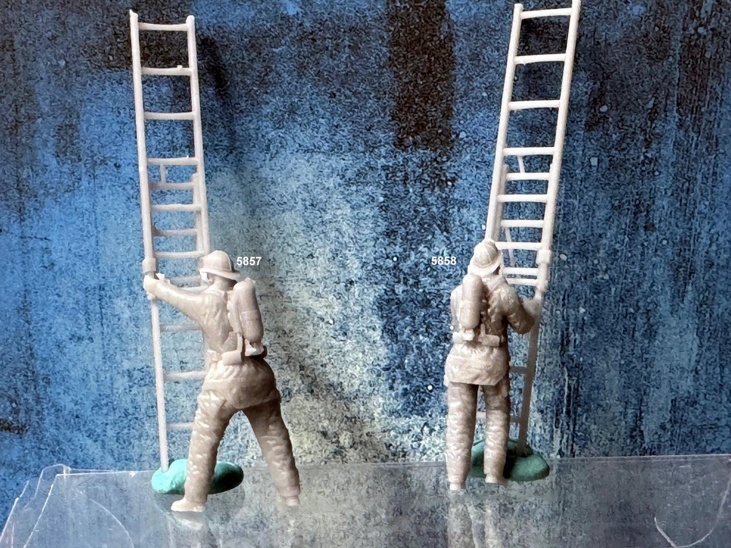 Double G 1:64 Miniature Human Figures - Unpainted - great for Dioramas - Made in the USA LOT 739 Miniature 1.10 Misc People