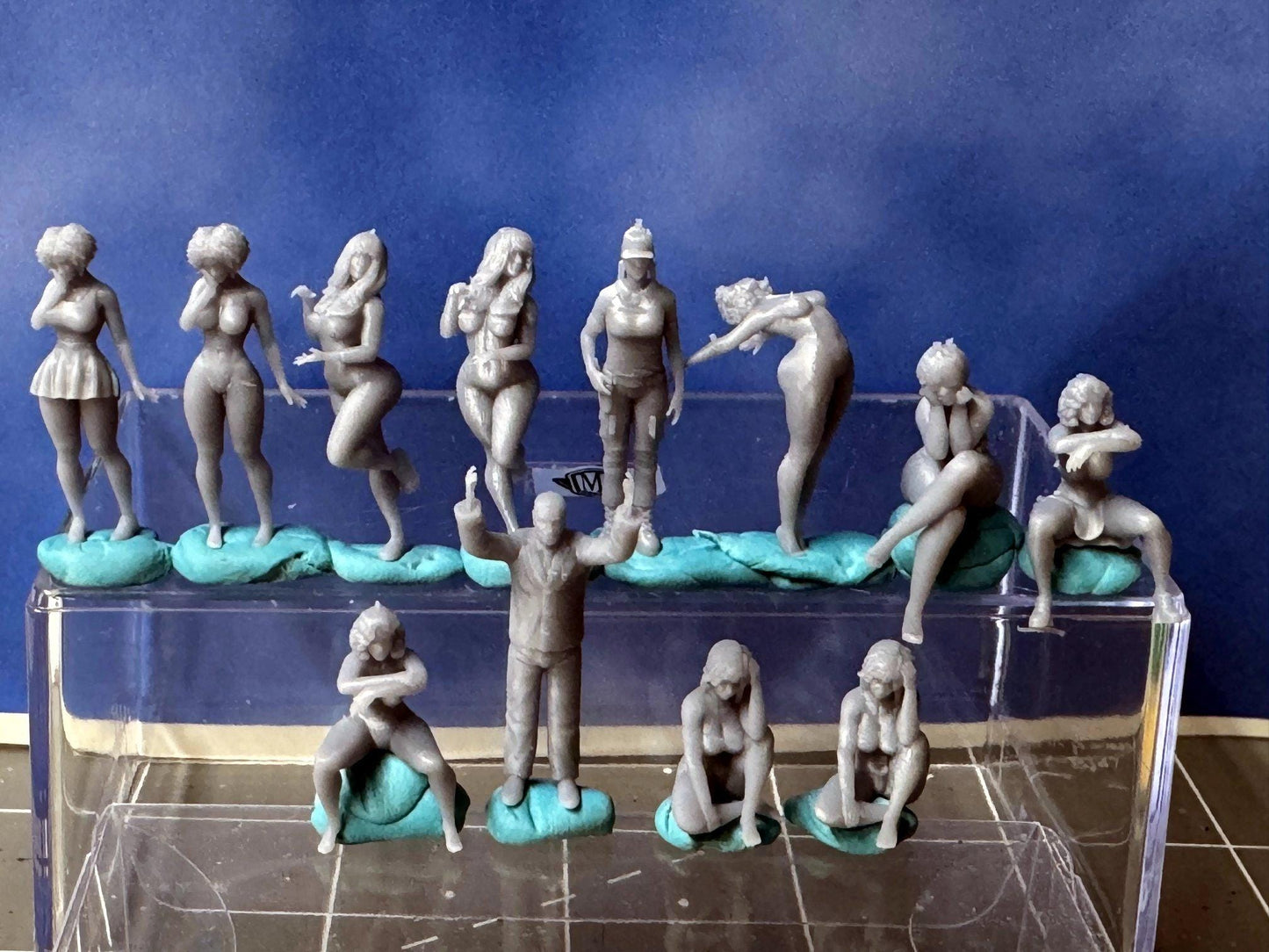 Double G 1:64 Miniature Human Figures - Unpainted - great for Dioramas - Made in the USA LOT 736 Miniature 1.10 Misc People
