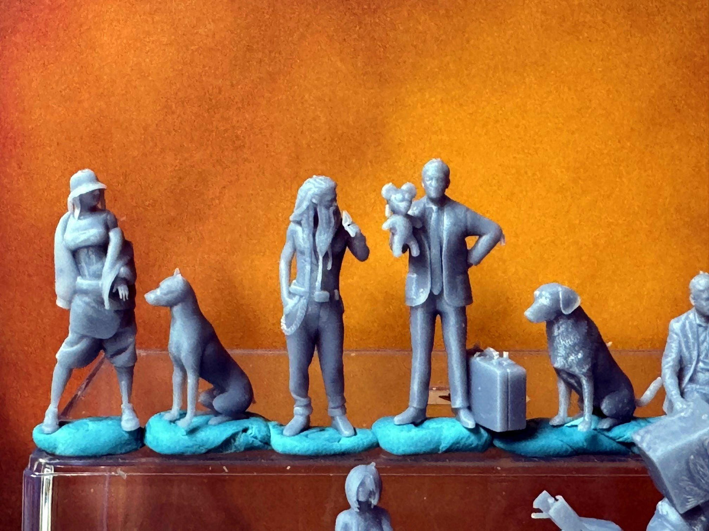 Double G 1:64 Miniature Human Figures - Unpainted - great for Dioramas - Made in the USA LOT 737 Miniature 1.10 Misc People