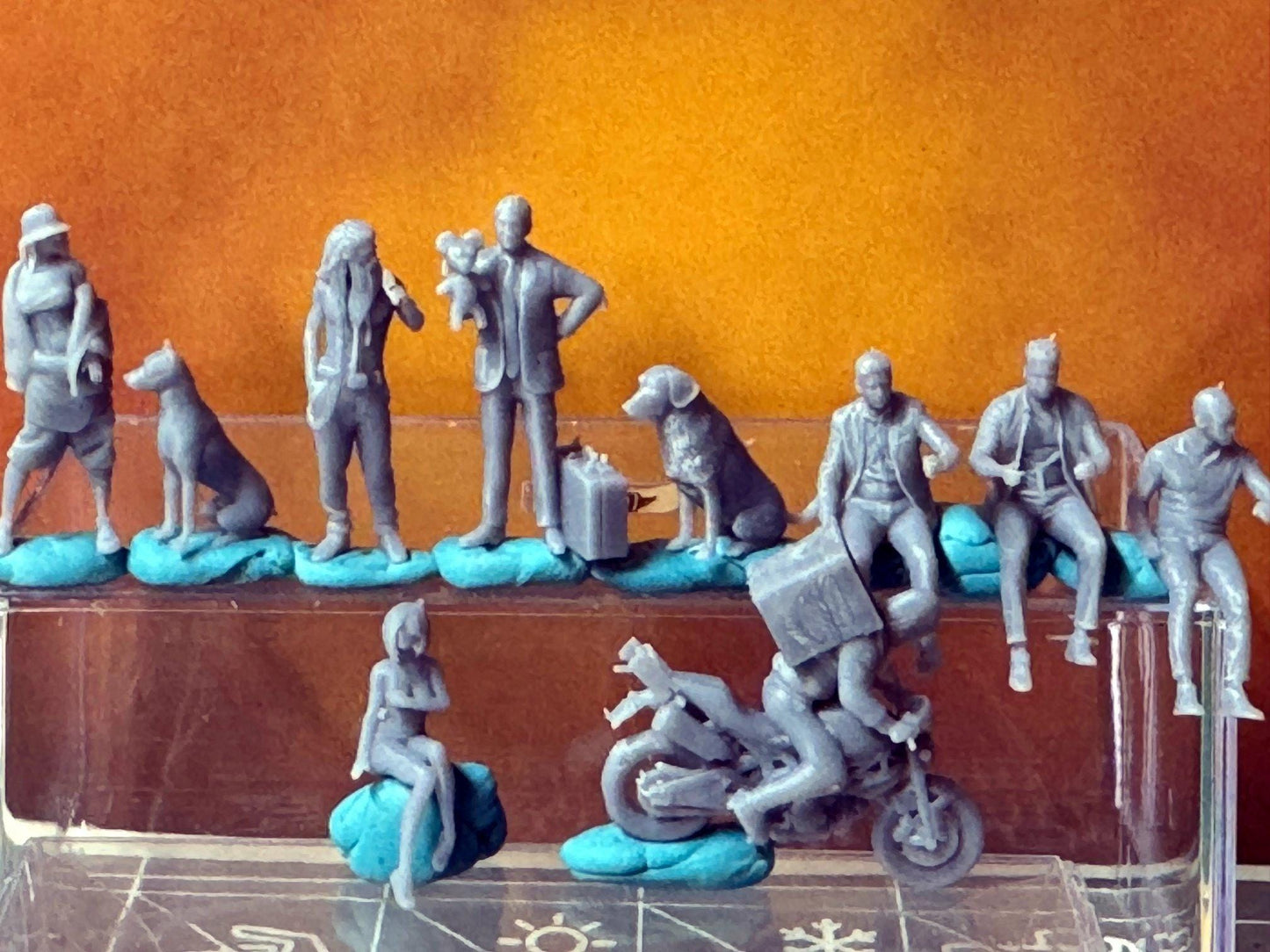 Double G 1:64 Miniature Human Figures - Unpainted - great for Dioramas - Made in the USA LOT 737 Miniature 1.10 Misc People