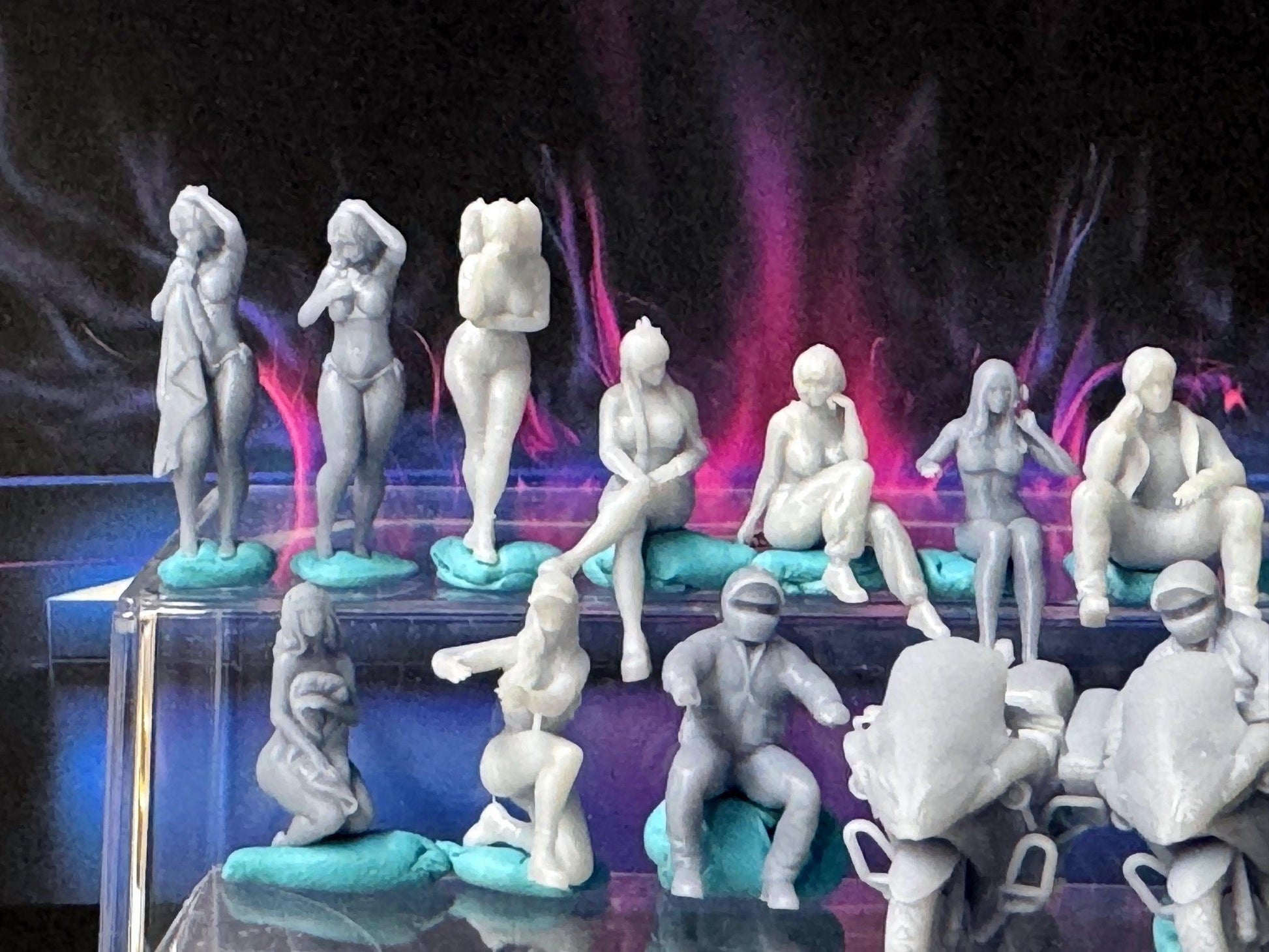 Double G 1:64 Miniature Human Figures - Unpainted - great for Dioramas - Made in the USA LOT 742 Miniature 1.10 Misc People