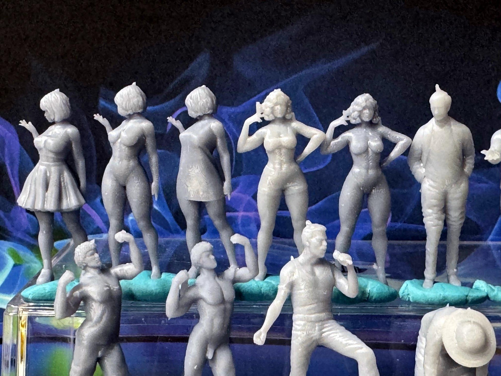 Double G 1:64 Miniature Human Figures - Unpainted - great for Dioramas - Made in the USA LOT 745 Miniature 1.10 Misc People