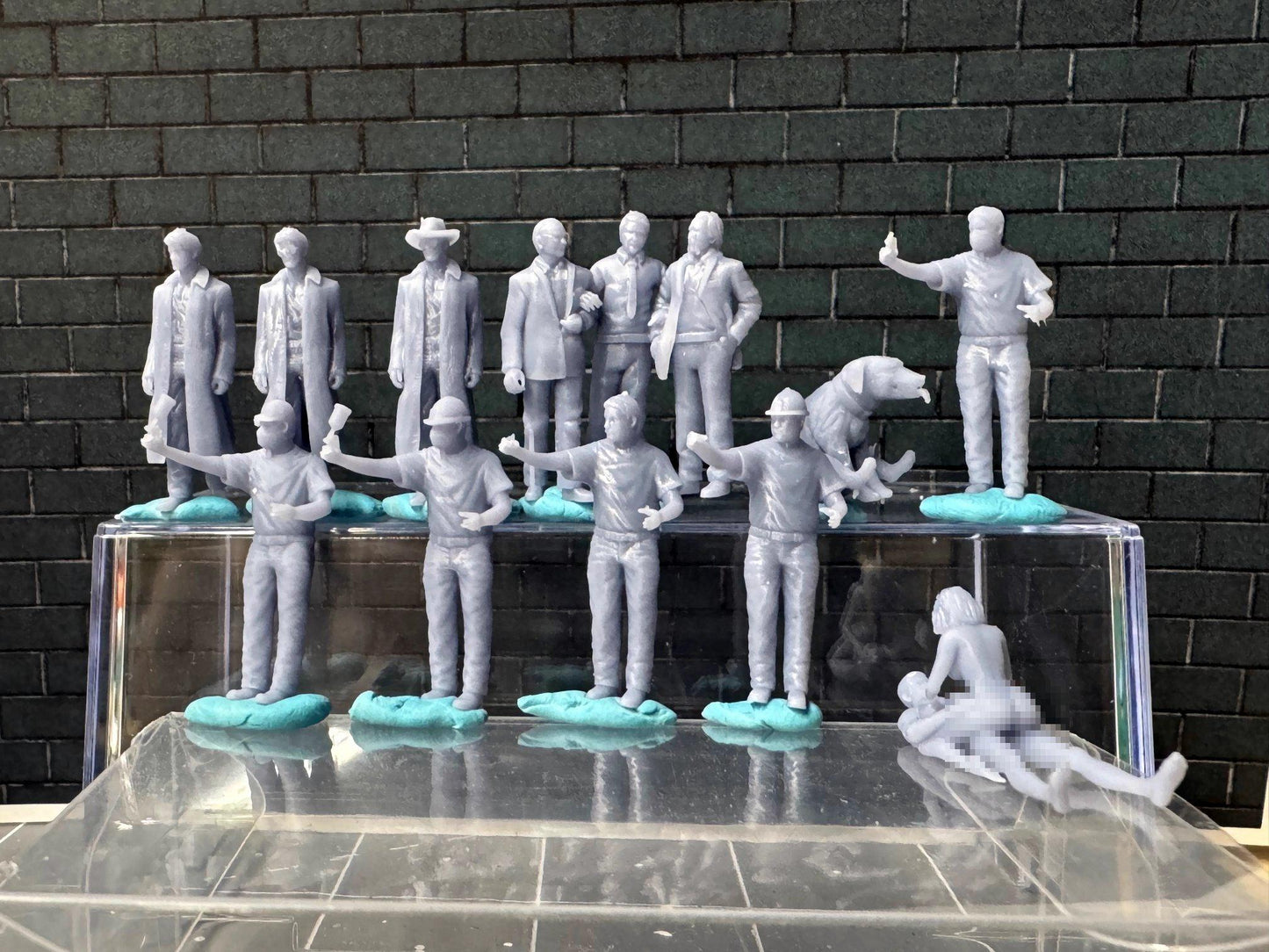 Double G 1:64 Miniature Human Figures - Unpainted - great for Dioramas - Made in the USA LOT 758 Miniature 1.10 Guys