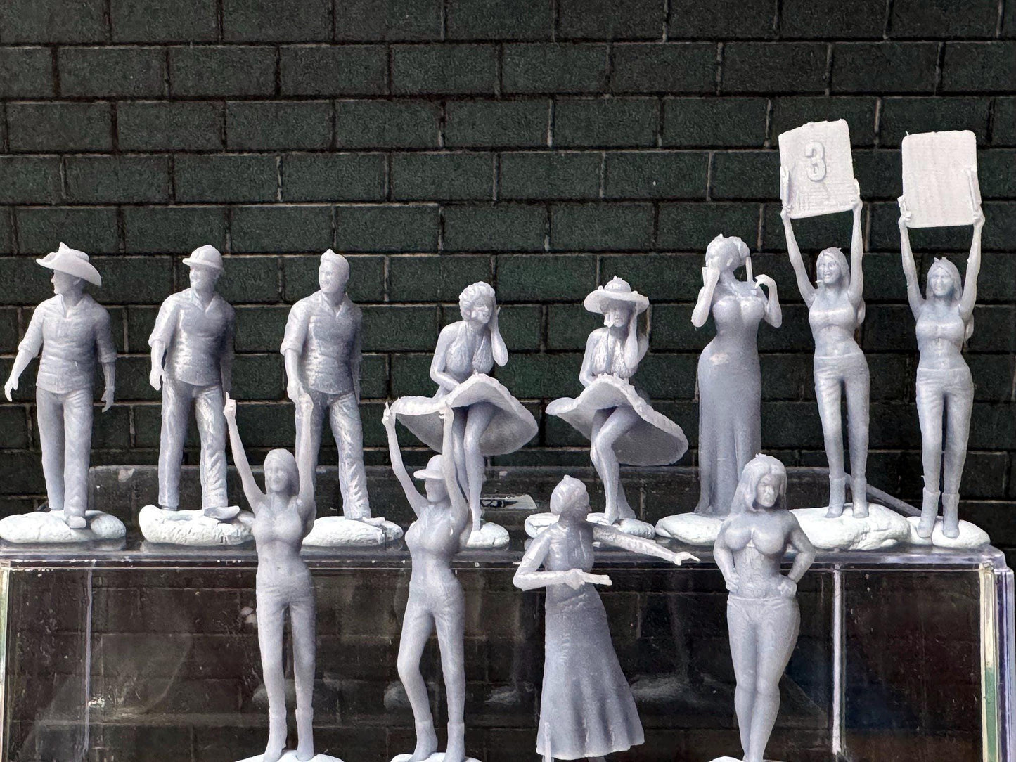 Double G 1:64 Miniature Human Figures - Unpainted - great for Dioramas - Made in the USA LOT 760 Miniature 1.10