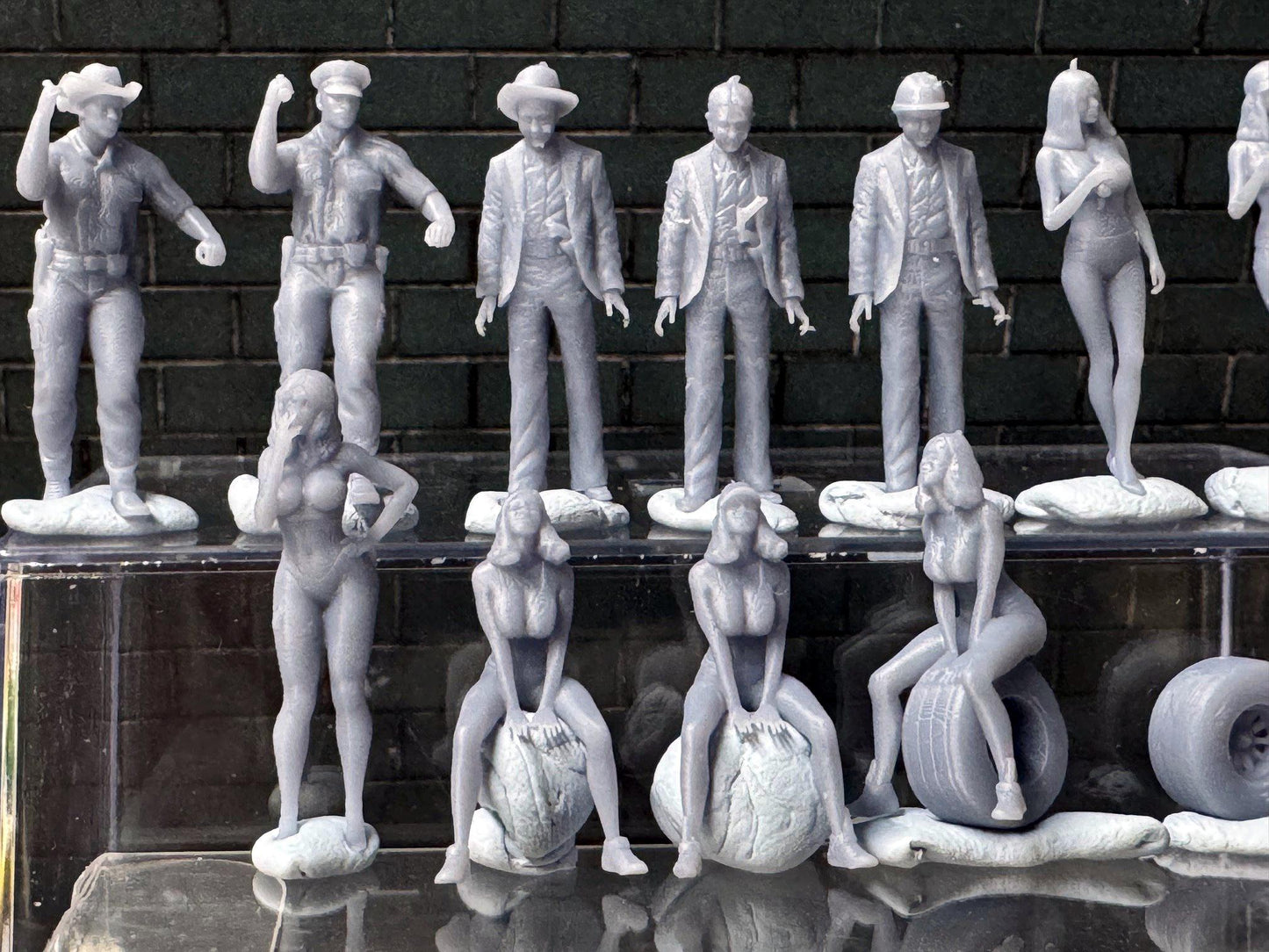 Double G 1:64 Miniature Human Figures - Unpainted - great for Dioramas - Made in the USA LOT 759 Miniature 1.10