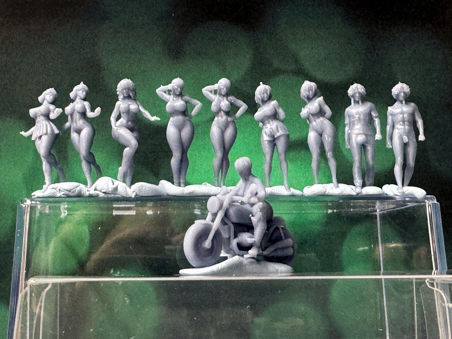 Double G 1:64 Miniature Human Figures - Unpainted - great for Dioramas - Made in the USA LOT 768 Miniature 1.10
