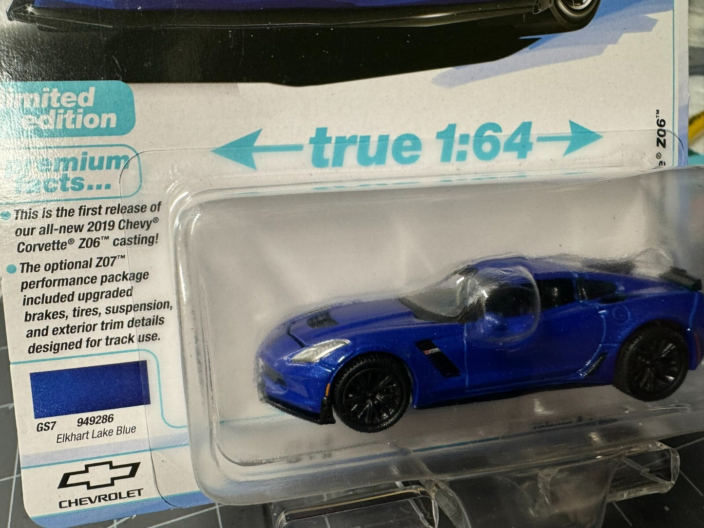 1:64 AutoWorld Premium 2024 R2B - 2019 Chevy Corvette Z06 Blue #AW64442B