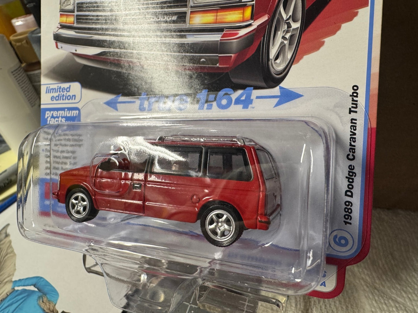 1:64 AutoWorld Premium 2025 R3A - 1989 Dodge Caravan Turbo #AW64522
