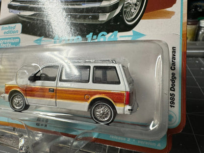 1:64 AutoWorld 1985 Dodge Caravan - White w/ Woodgrain #AWSP167A