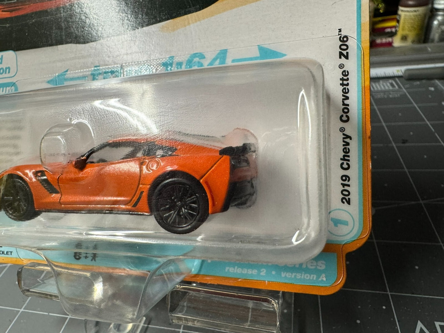 1:64 AutoWorld Premium 2024 R2A - 2019 Chevy Corvette Z06 Orange #AW64442A