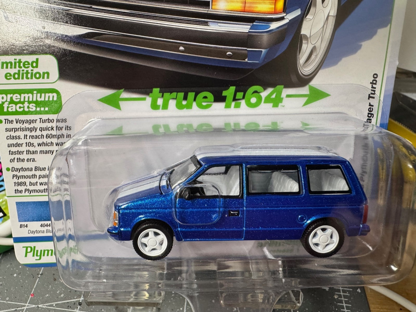 1:64 AutoWorld Premium 2026 R1B - 1989 Plymouth Voyager Turbo #AW64532