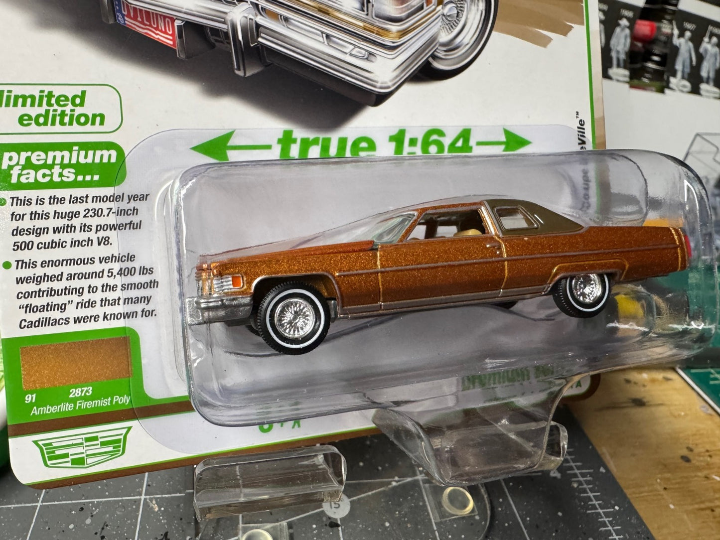 1:64 AutoWorld Premium 2026 R1A - 1976 Cadillac Coupe DeVille #AW64532