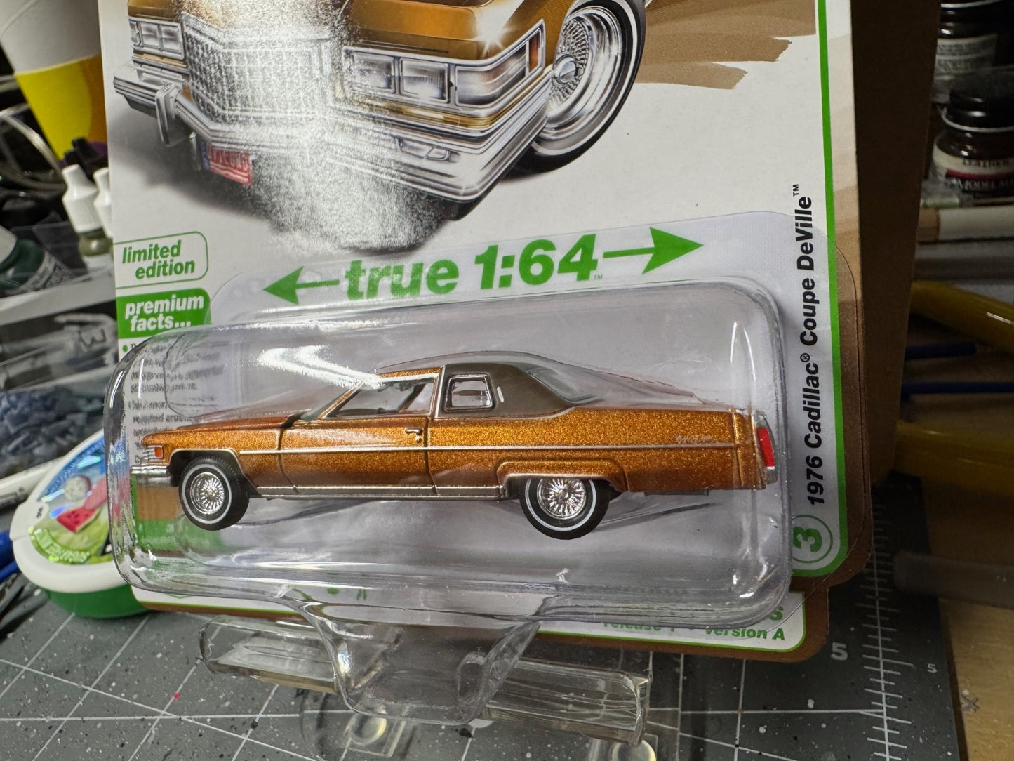 1:64 AutoWorld Premium 2026 R1A - 1976 Cadillac Coupe DeVille #AW64532