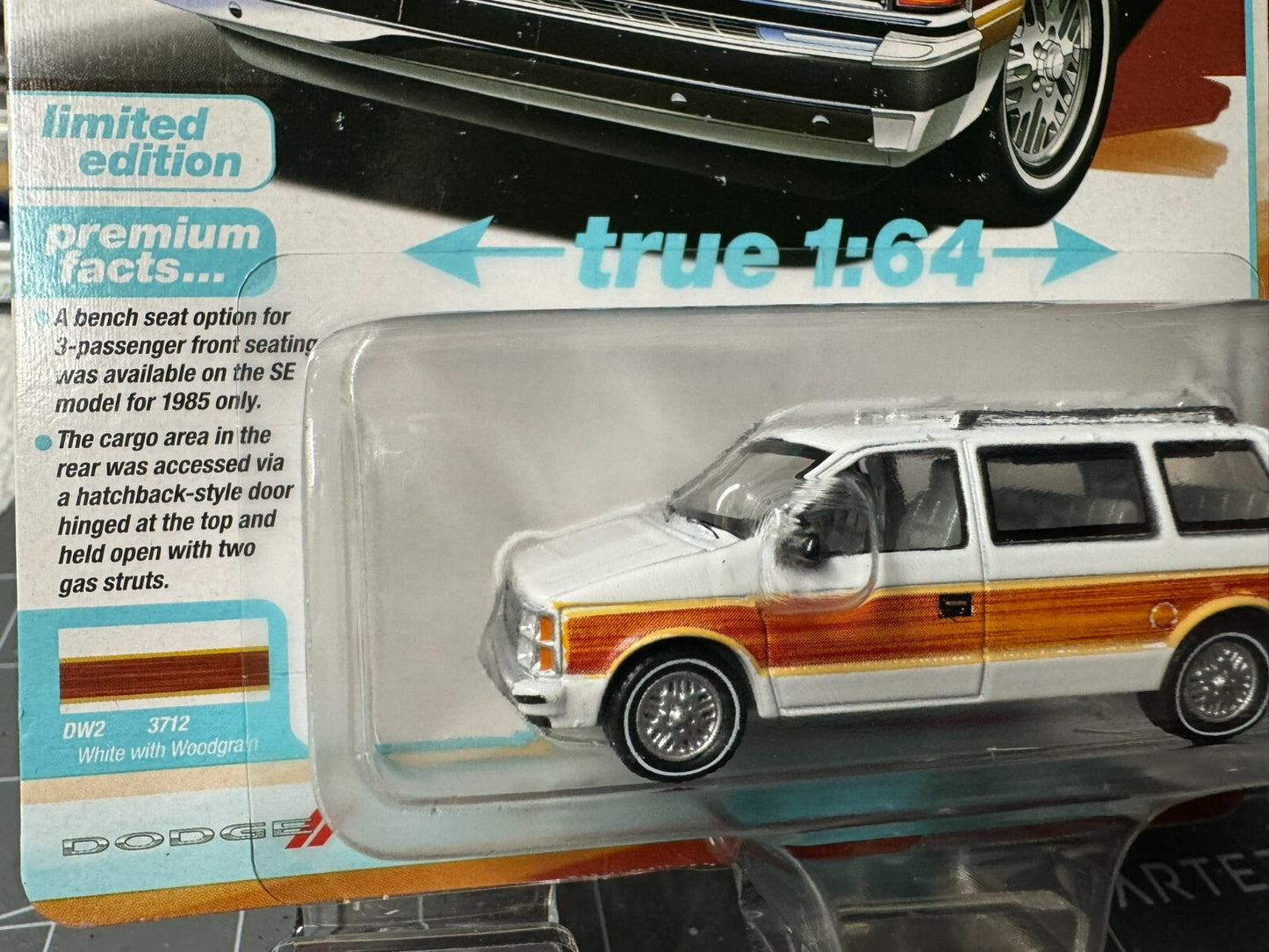1:64 AutoWorld 1985 Dodge Caravan - White w/ Woodgrain #AWSP167A