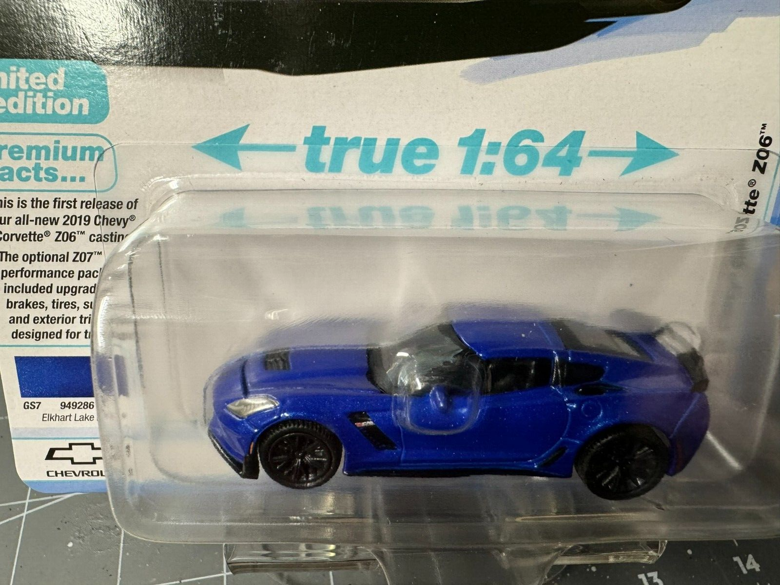 1:64 AutoWorld Premium 2024 R2B - 2019 Chevy Corvette Z06 Blue #AW64442B