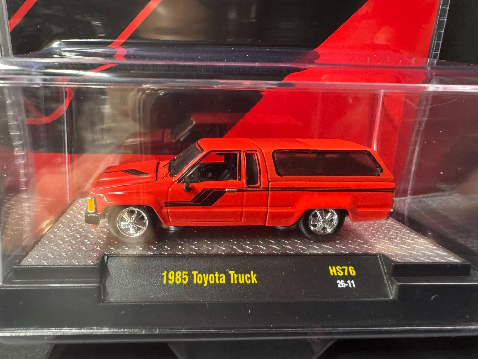 M2 MACHINE 1:64 1985 Toyota SR5 Truck with Camper Shell Red Model 31500-HS76-P5