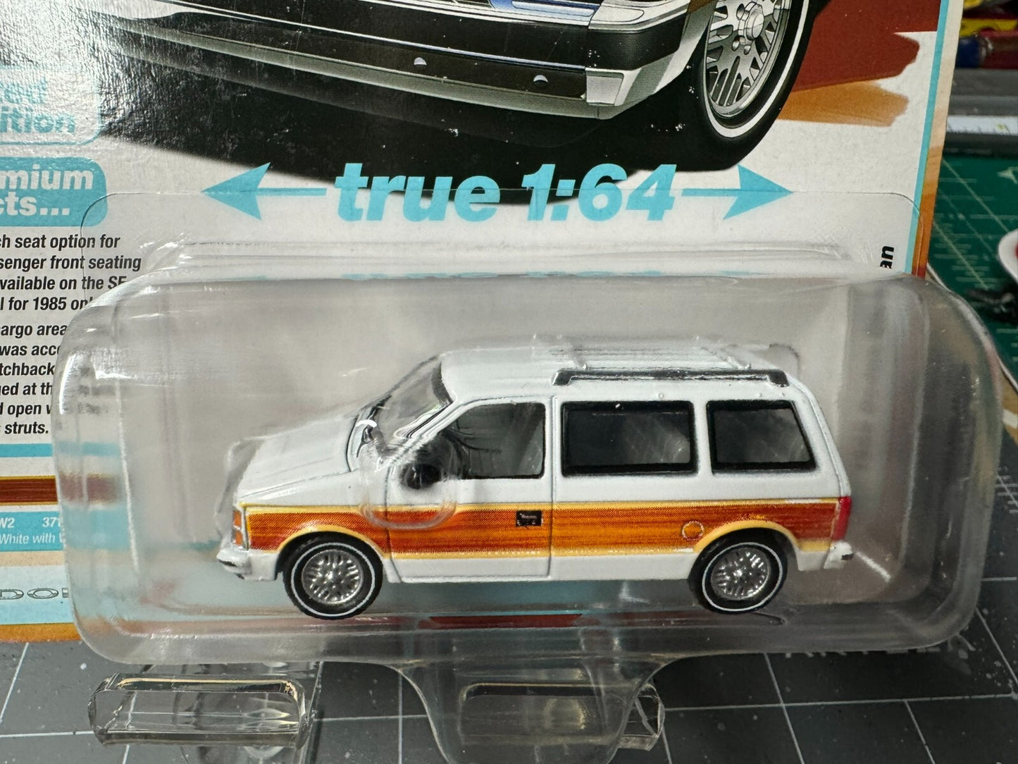 1:64 AutoWorld 1985 Dodge Caravan - White w/ Woodgrain #AWSP167A
