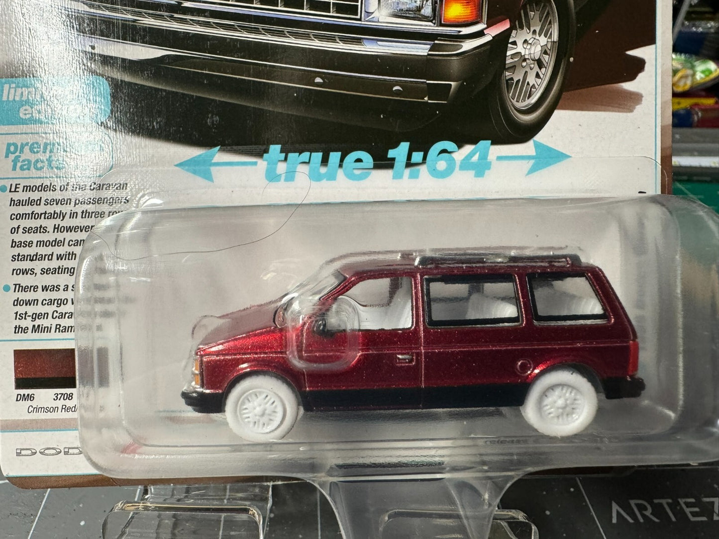 1:64 AutoWorld 1985 Dodge Caravan -Crimson Red Ultra Red Chase