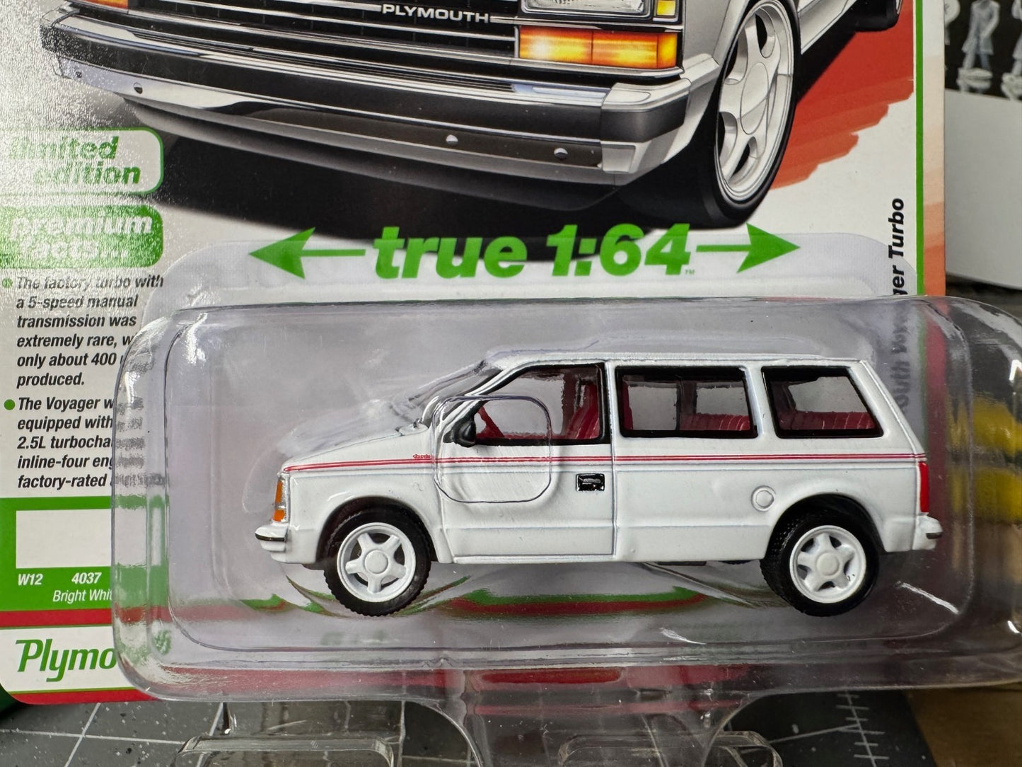 1:64 AutoWorld Premium 2026 R1A - 1989 Plymouth Voyager Turbo #AW64532